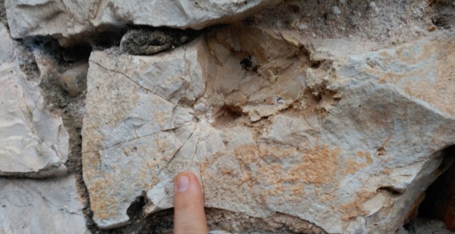 Marca de bala encontrado en la pared que hay al lado de la fosa de Timoteo Mendieta.- ARMH