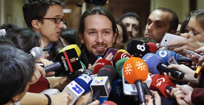 El secretario general de Podemos, Pablo Iglesias, rodeado de periodistas antes de su reunión con los diputados de su grupo en el Congreso de los Diputados. REUTERS/Andrea Comas