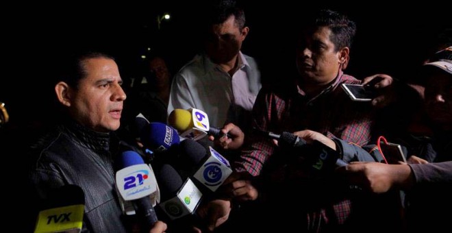 El abogado de 13 de los 17 militares requeridos por la justicia española por la masacre de 6 padres jesuitas, Lisandro Quintanilla, atiende a la prensa. / ODCAR RIVERA (EFE)