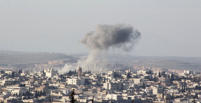 El humo se eleva tras un ataque aéreo de fuerzas pro gubernamentales, en la ciudad de Anadan.- ABDALRHMAN ISMIL (REUTERS)