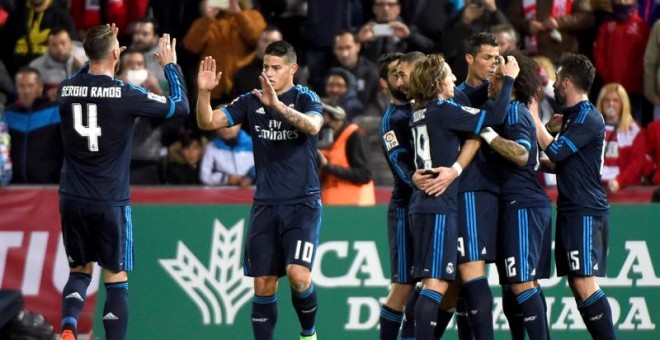 Los jugadores del Real Madrid celebran el primer gol al Granada. / MIGUEL ANGEL MOLINA (EFE)