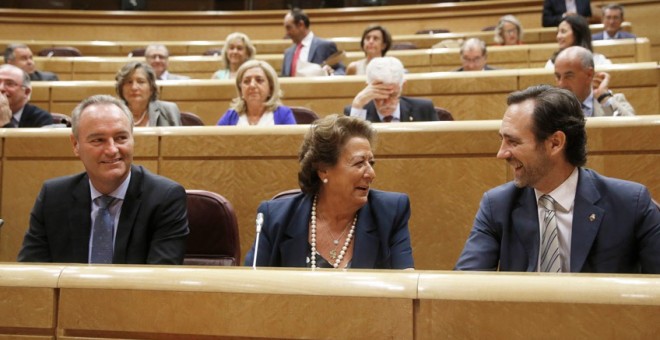 La exalcaldesa de Valencia Rita Barberá en su escaño en el Senado, entre el expresidente valenciano Alberto Fabra y el expresidente balear José Ramón Bauzá. EFE