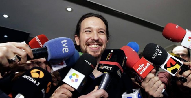 El secretario general de Podemos, Pablo Iglesias, atiende a los medios de comunicación este lunes en el Congreso de los Diputados. EFE/Javier Lizón
