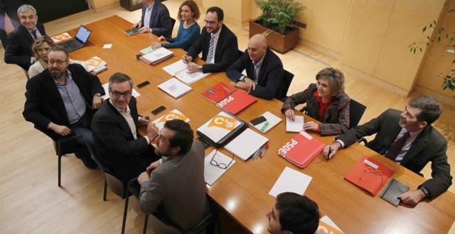 Los equipos negociadores de Ciudadanos y PSOE, en la reunión que han mantenido este lunes en el Congreso. EFE
