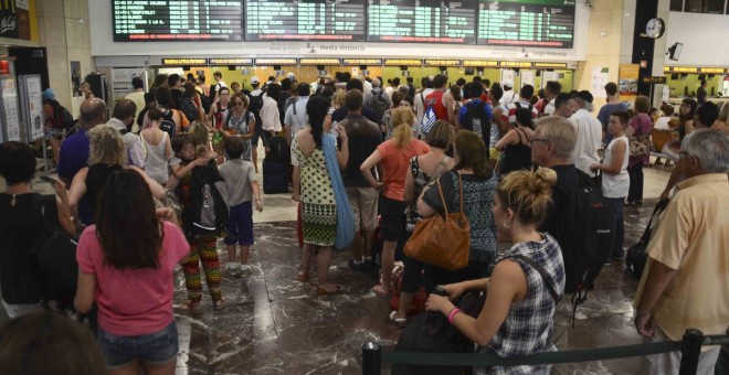 Viajeros que esperan información en la estación de Sants./ EFE