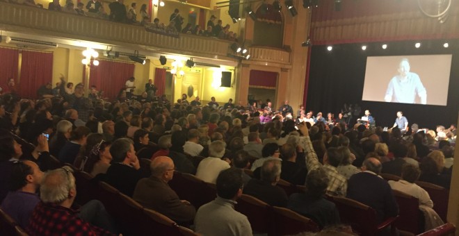 La sala en la que Iglesias y Echenique han respondido a las preguntas de los círculos este sábado, en Barcelona. PÚBLICO