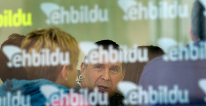 Arnaldo Otegi acudió a la sede de EH Bildu en Bilbao para ofrecer su primera rueda de prensa.  REUTERS/Vincent West