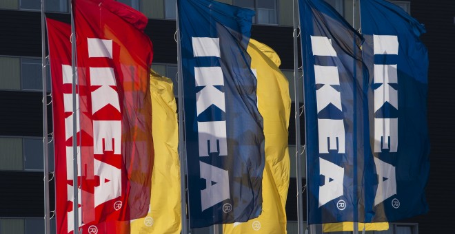 Las banderas con el logo de IKEA ondean frente a la sede de Delft, Holanda. REUTERS/Yves Herman