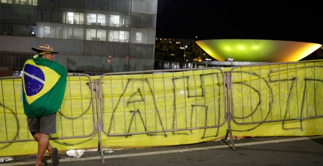 Un detractor del Gobierno protesta en los alrededores del Senado en Brasilia. EFE