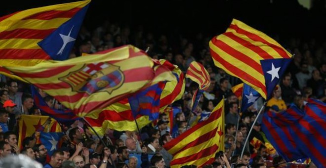 Banderas estelades en un partido de Champions en el Camp Nou.