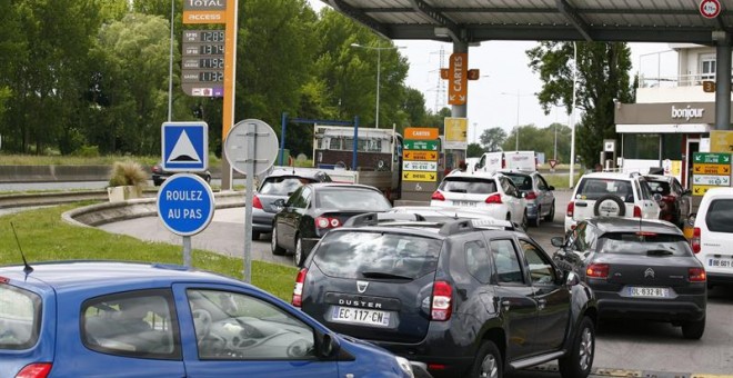 Vista de la cola de coches para entrar en una gasolinera durante la huelga en Le Havre, Francia./ EFE