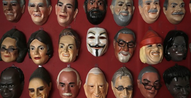 Una máscara de Guy Fawkes (centro) entre otras de personalidades y personajes famosos. REUTERS/Ricardo Moraes