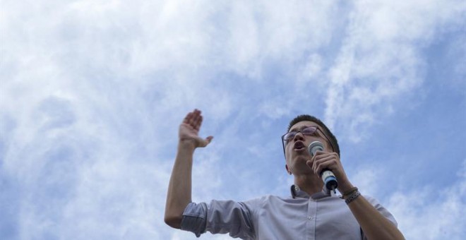 El secretario de Política de Podemos, Iñigo Errejón, durante el mitín electoral de Unidos Podemos que se esta llevando a cabo en la plaza de la Merced, en Málaga. EFE/Jorge Zapata