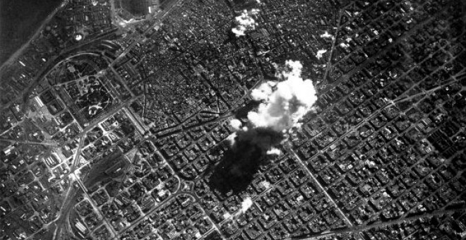 Fotografía de Sergio Trati del bombardeo de Barcelona durante la Guerra Civil, efectuado por un bombardero italiano, a las 14.45.
