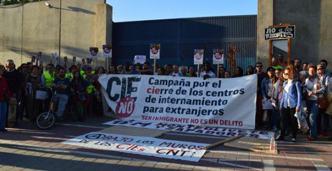 Concentración por el cierre del CIE de Zapadores (Valencia)/ Efe