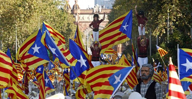 Formación de un castell durante la manifestación en Barcelona de la Diada que este año se ha celebrado bajo el lema "A punt", en favor de la independencia. EFE/Marta Pérez