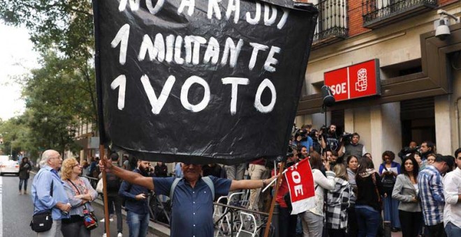 Militantes y periodistas se agolpan a la entrada de la sede del PSOE en Madrid. / EFE