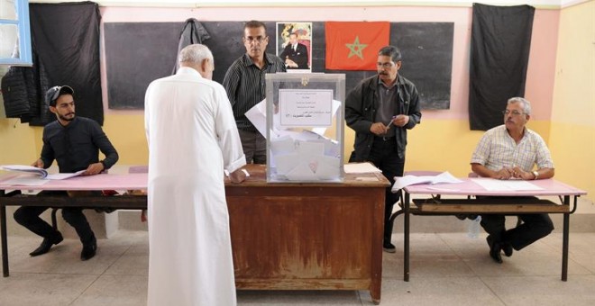 Marroquíes votan durante las elecciones legislativas en un colegio electoral en Rabat. - EFE