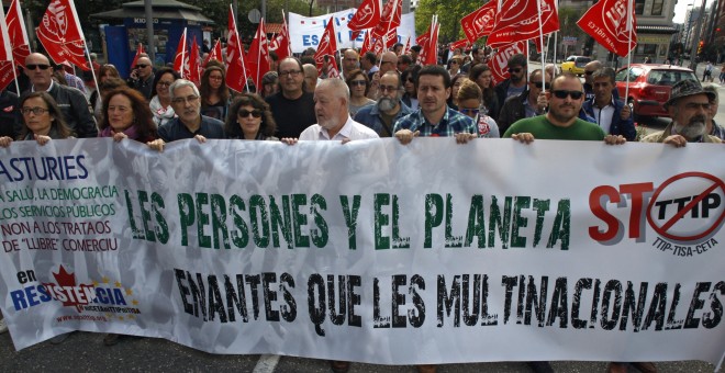 Cientos de personas se han manifestado hoy en Gijón contra el Tratado Transatlántico de Libre Comercio e Inversiones, TTIP por sus siglas en Inglés, por considerar que atentará contra el medio ambiente, las pequeñas y medianas empresas y los derechos de l