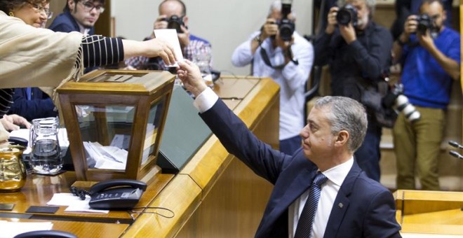 El lehendakari, Iñigo Urkullu, vota durante la elección de la nueva mesa de la Cámara durante el pleno de constitución de la XI Legislatura del Parlamento Vasco. EFE