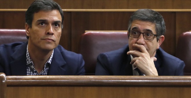 El exsecretario general del PSOE, Pedro Sánchez, junto al diputado del partido, Patxi López durante el debate de investidura del candidato del PP, Mariano Rajoy. / EFE