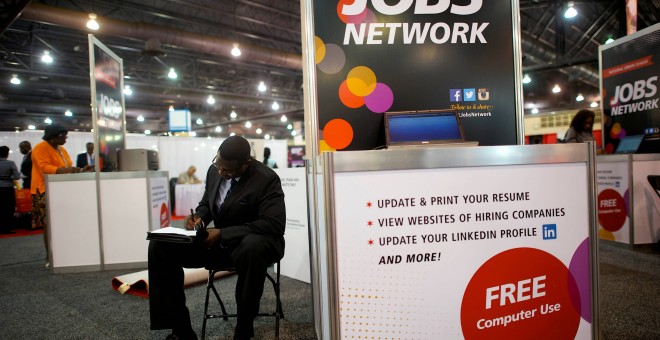 Una persona desempleada se inscribe en una Feria del Trabajo en Philadelphia, EEUU. / REUTERS