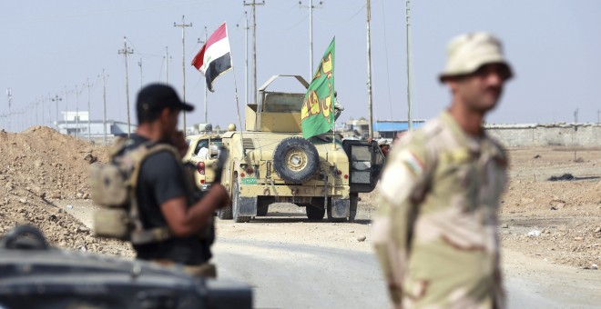 Miembros de las fuerzas iraquíes 'peshmergas' llegan a un puesto de control de la recién liberada Bartila, a 27 kilómetros de Mosul, Irak. / EFE