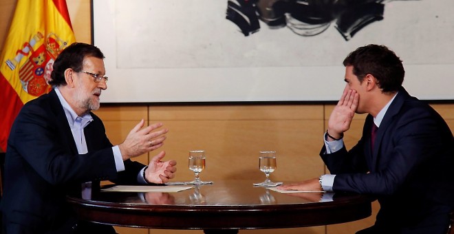 El presidente del Gobierno, Mariano Rajoy, junto al líder de Ciudadanos, Albert Rivera, en una de sus reuniones de los pactos de investidura. Archivo REUTERS
