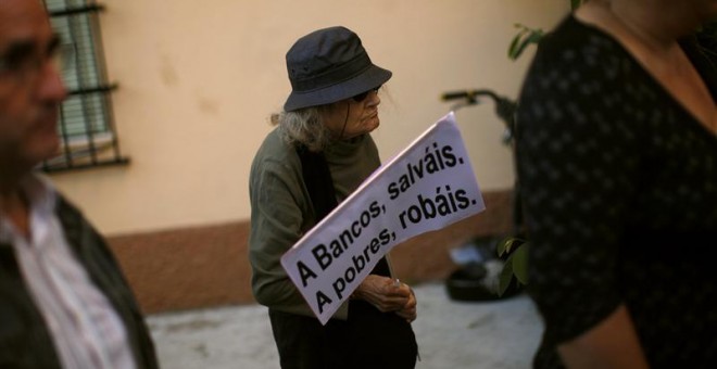Una mujer anciana en una protesta contra los recortes en Sevilla. REUTERS
