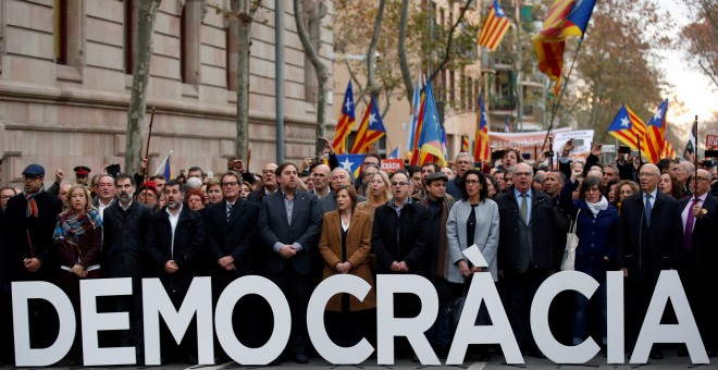 Concentración de apoyo a Carme Forcadell, a las puerta del Parlament, este viernes. REUTERS/Albert Gea