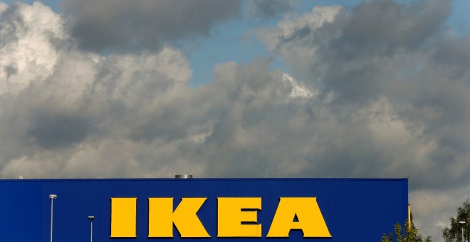 El logo de IKEA en una de sus tiendas en la localidad suiza de Spreitenbach. REUTERS/Arnd Wiegmann