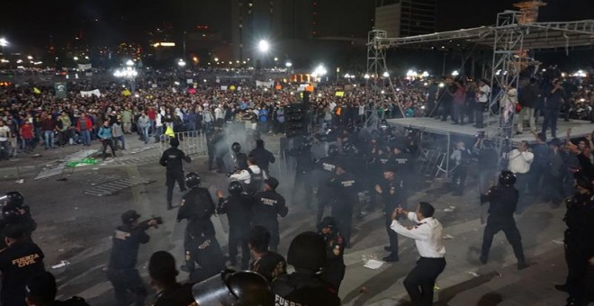 Policías de la ciudad de Monterrey (México), se enfrentaron este jueves con un tumulto de manifestantes contrarios al aumento de la gasolina. Hubo 21 detenidos y decenas de heridos. EFE/ Juan Cedillo