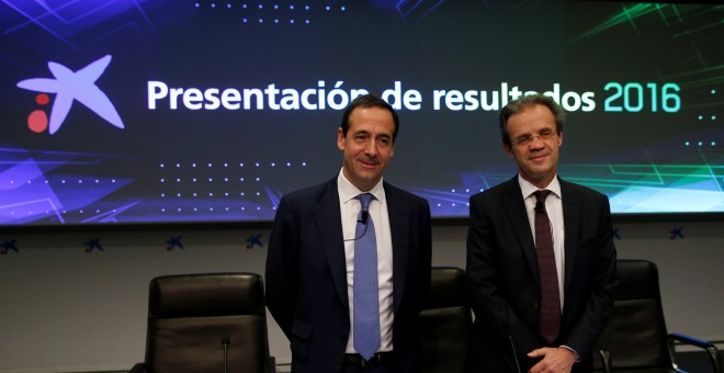 El presidente de CaixaBank, Jordi Gual (i.), y el consejero delegado, Gonzalo Gortazar (d), posan antes de la presentación de los resultados de la entidad en 2016. REUTERS/Albert Gea