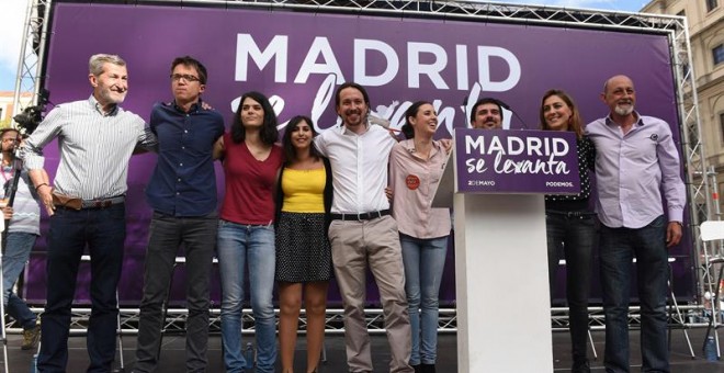 Los dirigentes de Podemos Julio Rodríguez, Íñigo Errejón, Isabel Serra, Pablo Iglesias e Irene Montero, entre otros, durante el acto 'Madrid se levanta'. EFE/Fernando Villar