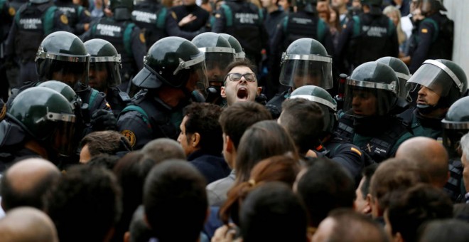 Cargas policiales en Catalunya en el día del referéndum.- REUTERS
