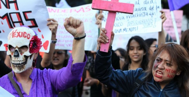 Ciudad de Mxico. Al grito de 'Ni una menos' mujeres vestidas de negro salen a la calle con banderas y pancartas moradas. EFE