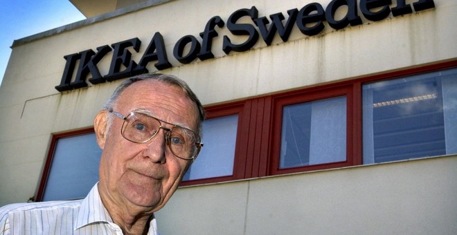 El fundador de Ikea, Ingvar Kamprad, enlas oficinas del grupo distribuidor de muebles en la localidad sueca de  Almhult. REUTERS