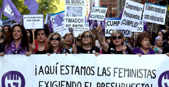 Un momento de la manifestación del movimiento feminista por el 'Incumplimiento del pacto de estado contra la violencia de género', esta tarde en Madrid. EFE/Kiko Huesca