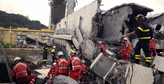 Trabajadores de la Cruz Roja de Italia buscan desaparecidos entre los escombros del puente Morandi en Génova. EFE