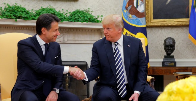El presidente de EEUU, Donald Trump, y el primer ministro italiano, Giuseppe Conte, se estrechan la mano en el Despacho Oval de la Casa Blanca, en su reciente visita a Washington. REUTERS/Brian Snyder