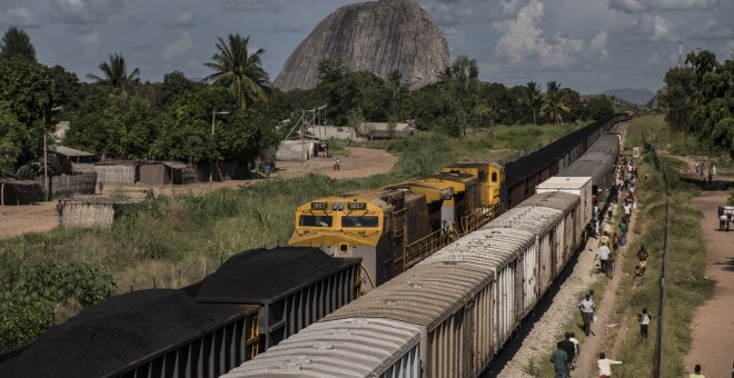 Por la vía rehabilitada por SACYR en Mozanbique pasa un tren de carbón con 120 vagones que ocupan un kilómetro y medio de longitud. PEDRO ARMESTRE