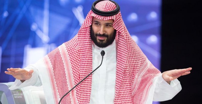Fotografía cedida por el Palacio Real Saudí, que muestra al príncipe heredero saudí, Mohamed bin Salman, mientras asiste al foro económico Future Investment Initiative (FII) o 'Davos del desierto' en Riad, Arabia Saudí, hoy 24 de octubre de 2018. El princ