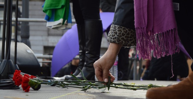 Al final de la manifestación en Madrid, mujeres han hablado por las asesinadas por violencia machista, dejando rosas sobre el escenario - Arancha Ríos