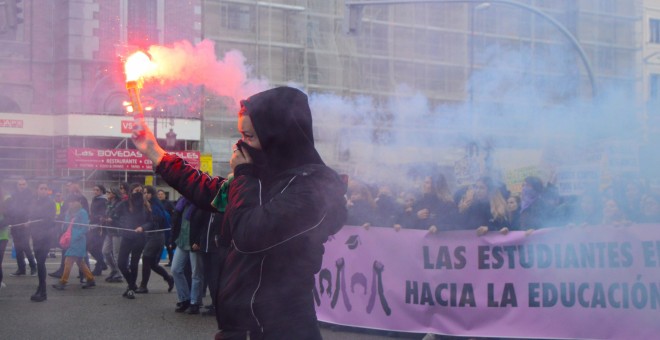 Una mujer sostiene una bengala en el momento que la manifestación llegaba a Gran Vía - Arancha Ríos