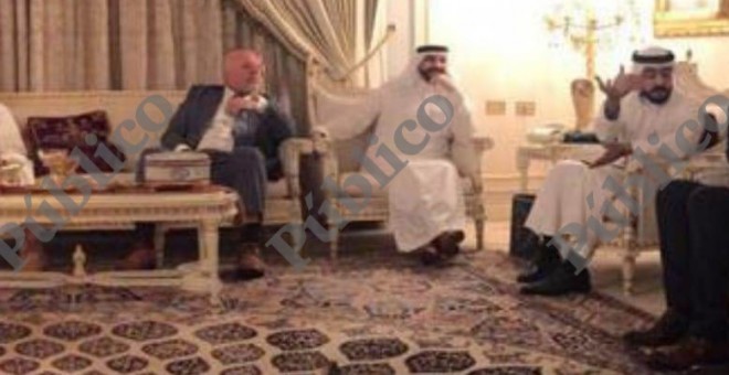 El comisario Villarejo y los príncipes saudíes Naef bin Fawwaz al-Shaalan al-Saud, yerno del ex viceministro de Defensa de Arabia Saudita, y su hermano gemelo, Saud.