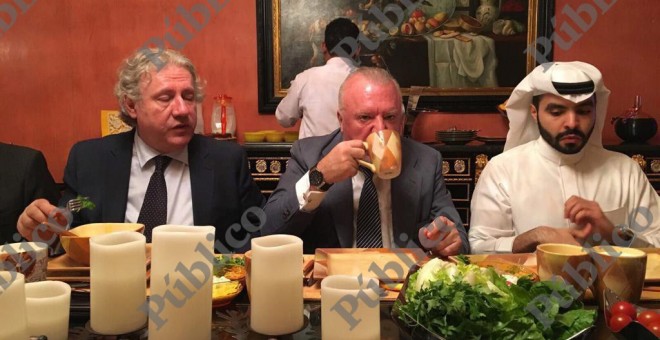 El comisario Villarejo y Joaquín Arespacochaga en uno de las comidas durante su viaje a Arabia Saudí.