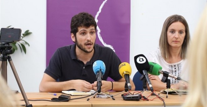 El secretario general de Podem, Antoni Estañ, y la diputada valenciana, Àngela Ballester / Twitter de Podem