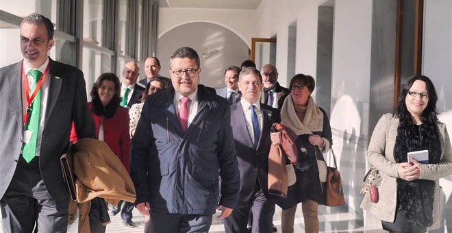 Francisco Serrano, junto al resto de parlamentarios de Vox en Andalucía. / EP