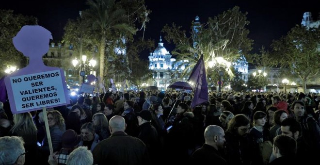 Concentración convocada hoy por el Moviment Feminista de Valencia en apoyo a las mujeres de Andalucía bajo el lema 'Ni un pas enrere! Els nostres drets no es negocien' (Ni un paso atrás! Nuestros derechos no se negocian'). EFE/ Manuel Bruque