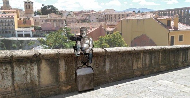 Fotografía facilitada por el Ayuntamiento de Segovia de la estatua del diablillo. EFE
